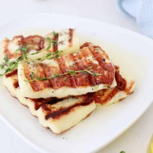 Сирење на скара со сезонски зачини